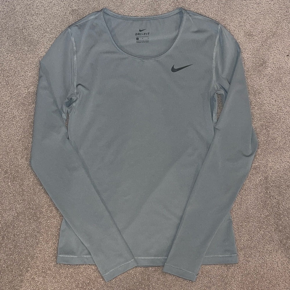 Nike Women’s Dri-fit Long Sleeve Shirt. Size M.